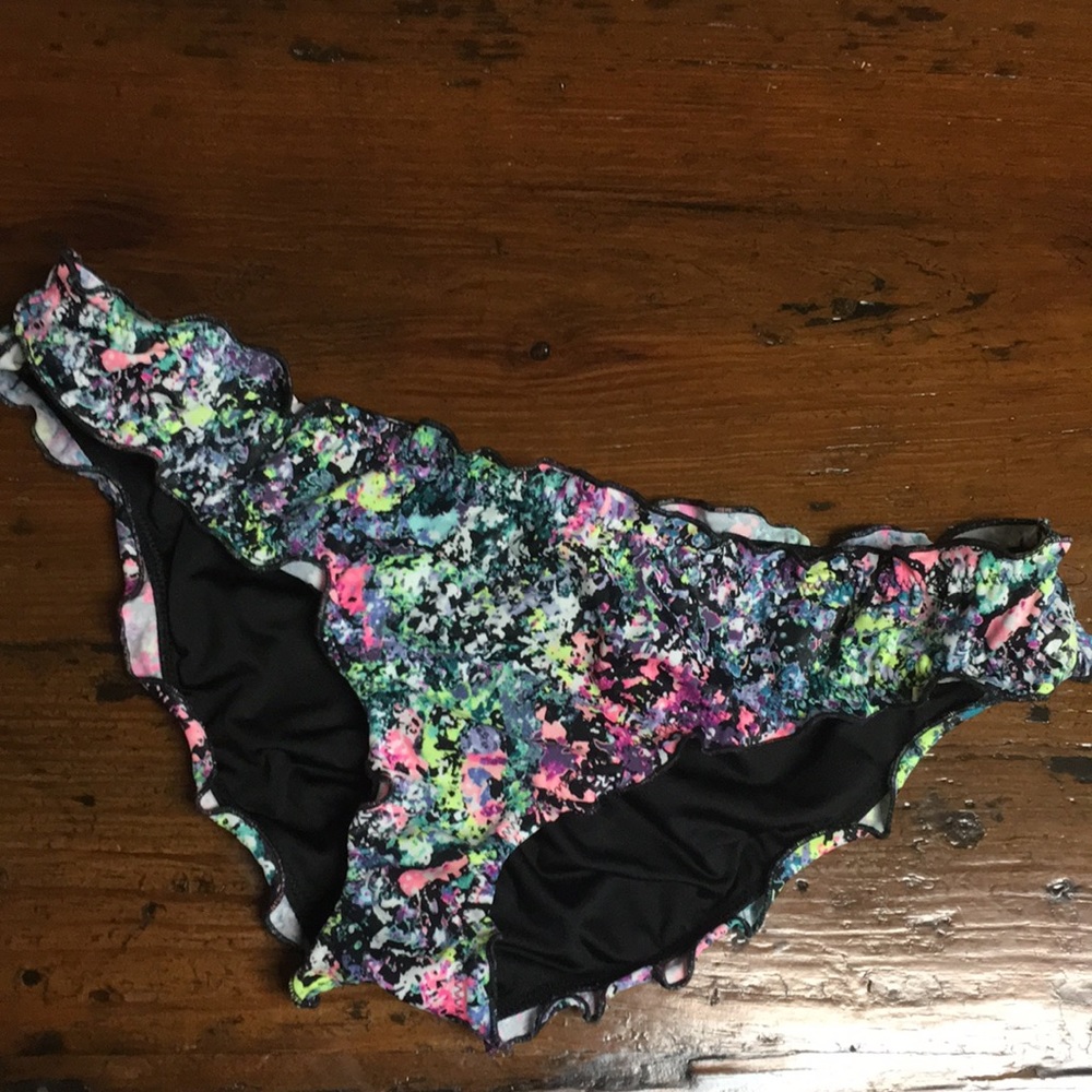 Ruffle cheeky